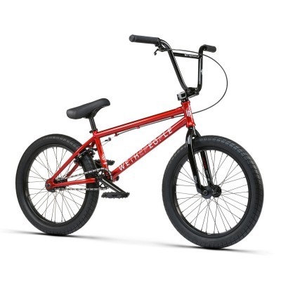 Bicicleta BMX vermelha com pneus pretos e guiador preto