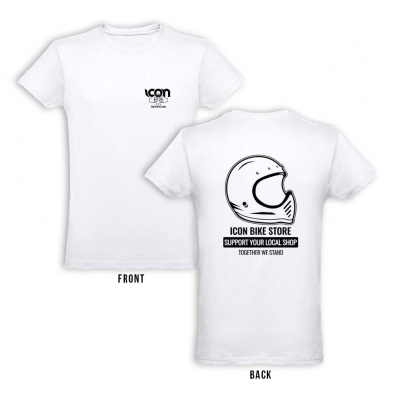 T-shirt branca com logotipo e desenho de capacete e texto nas costas