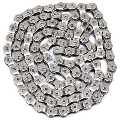 Corrente metálica de bicicleta prata em espiral