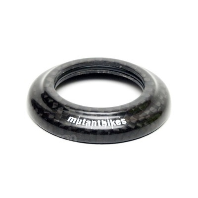 Anel redondo preto com padrão de fibra de carbono e texto 'mutantbikes'