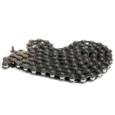 Corrente metálica cinza-escura para bicicleta sobre fundo branco