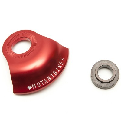 Peça metálica vermelha com furo e rolamento cinzento