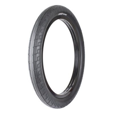 Pneu de bicicleta preto com texto SWANS na lateral