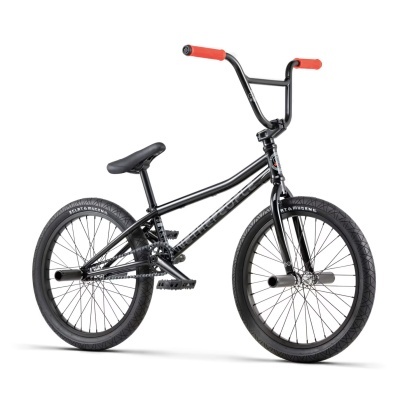 Bicicleta BMX preta com guiador e punhos vermelhos num fundo branco