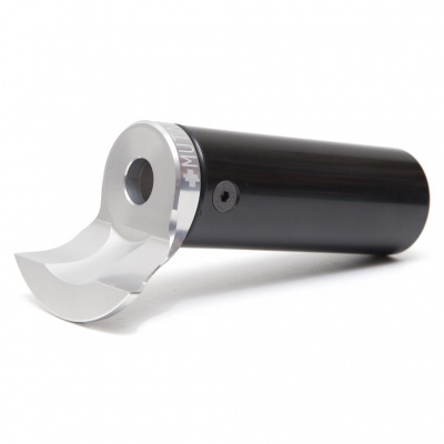 Objeto cilíndrico preto com extremidade metálica prateada vazada