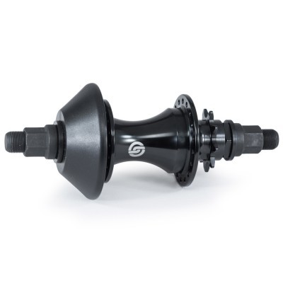 cubo traseiro de bicicleta preto com porcas e logótipo branco