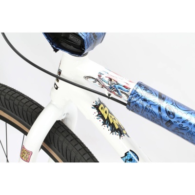 Detalhe do quadro branco de bicicleta com gráficos coloridos e pneus pretos.