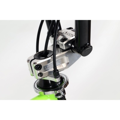 Componente de bicicleta em alumínio prateado com cabos pretos e quadro verde