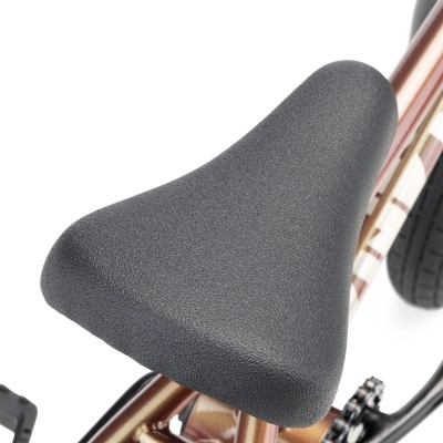 Selim de bicicleta preto com textura rugosa numa bicicleta dourada