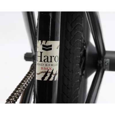 Bicicleta BMX preta com etiqueta no quadro e corrente metálica