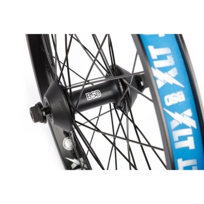 Roda de bicicleta com raios pretos, eixo BSD e pneu azul XLT 950