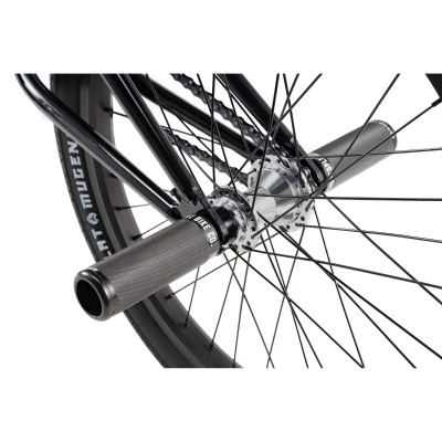 Roda de bicicleta preta com eixo prateado e pegadores cinza com texto BIKE CO.