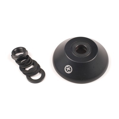 Peças metálicas pretas com símbolo de cruz branca