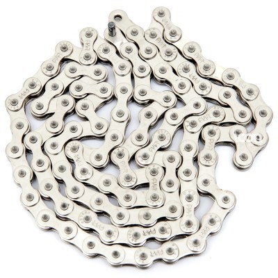 Corrente de bicicleta metálica prateada em fundo branco