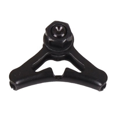 Brida preta com parafuso hexagonal no centro em fundo branco