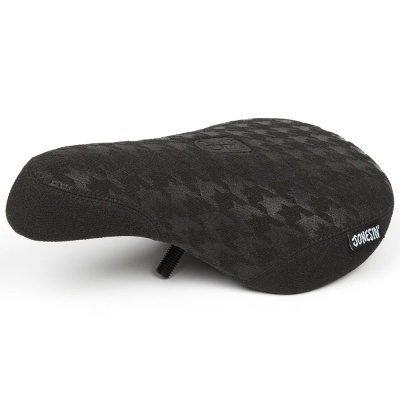 Assento preto para bicicleta com padrão texturizado e etiqueta JONESIN
