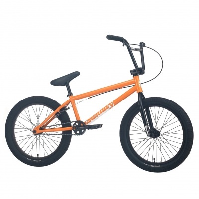 Bicicleta BMX laranja com pneus pretos