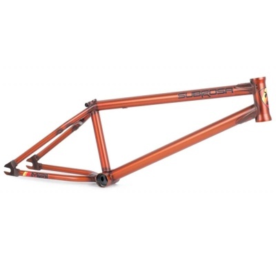 Quadro de bicicleta BMX em metal laranja com detalhes em preto