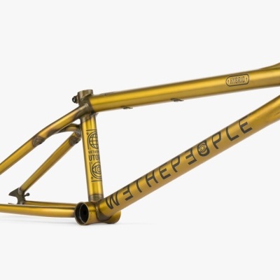 Quadro de bicicleta dourado com texto e símbolos em preto sobre fundo branco