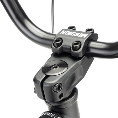 Guiador preto com suporte e parafusos tipo bike com texto MISSIOn