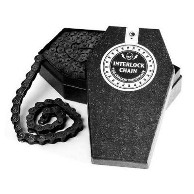 Corrente preta para bicicleta numa caixa preta em forma de caixão