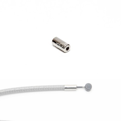 Cabos metálicos prateados com pontas distintas numa superfície branca