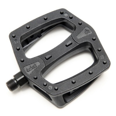 Pedal de bicicleta preto em plástico com superfície texturizada antiderrapante