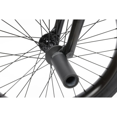 Roda de bicicleta preta com ponteira cilíndrica preta e raios metálicos