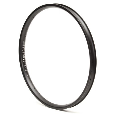 Aro de bicicleta preto com texto branco, vários furos para raios.