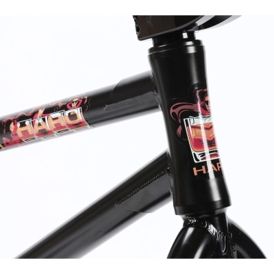 Parte do quadro de bicicleta preta com gráficos e texto HARO