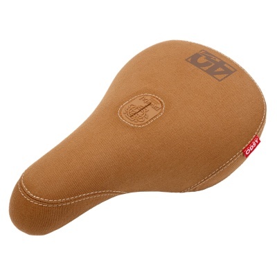 Selim de bicicleta castanho com costura branca e etiqueta ODSY