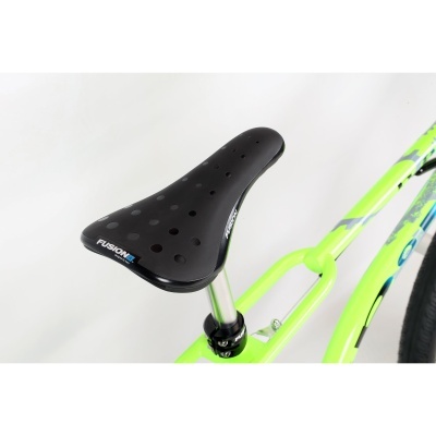 Selim preto perfurado com etiqueta 'FUSION' em bicicleta verde fluorescente