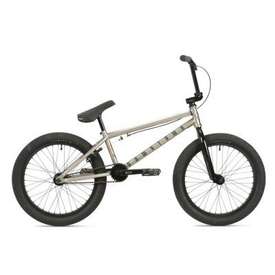 Bicicleta BMX cinzenta com pneus pretos e guiador preto em fundo branco