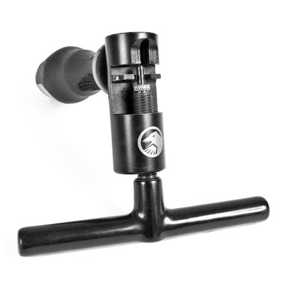 Ferramenta manual metálica preta com cabo em forma de T e símbolo branco