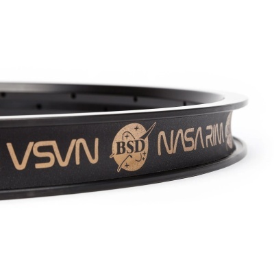 Aro de bicicleta preto com texto dourado e logotipo BSD em fundo branco