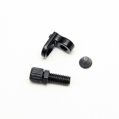 Conjunto de parafuso, peça metálica e peça pequena preta sobre fundo branco