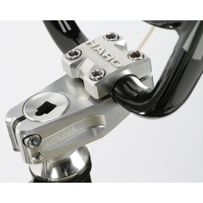 Avanço de bicicleta em metal prateado com guiador preto, texto HARO e LINEAGE