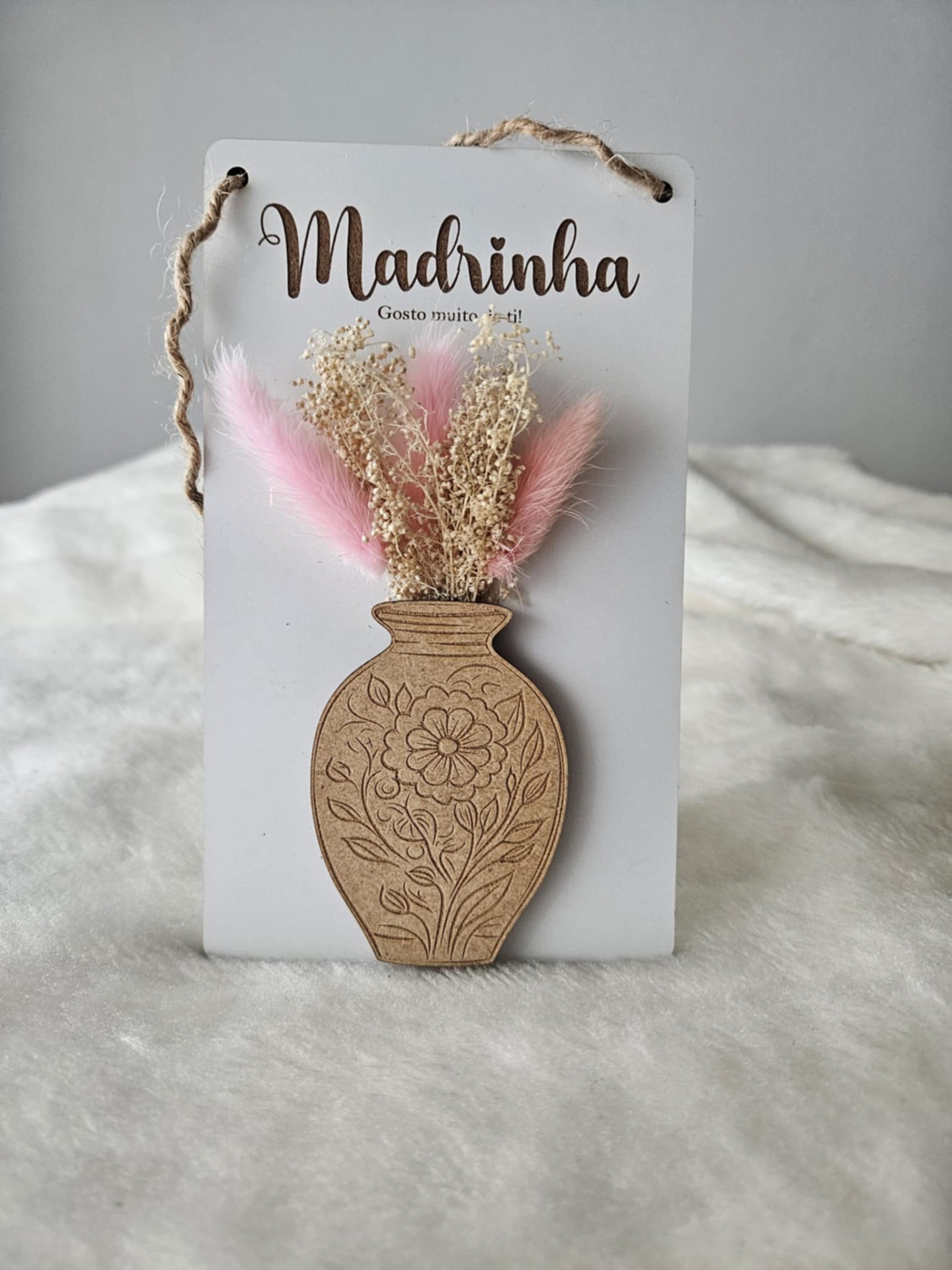 Painel decorativo com vaso de madeira e flores secas, texto Madrinha