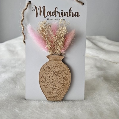 Painel decorativo com vaso de madeira e flores secas, texto Madrinha