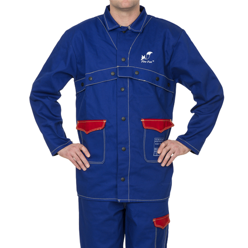 Homem com fato de trabalho azul e detalhes vermelhos, logótipo Five Fun no peito