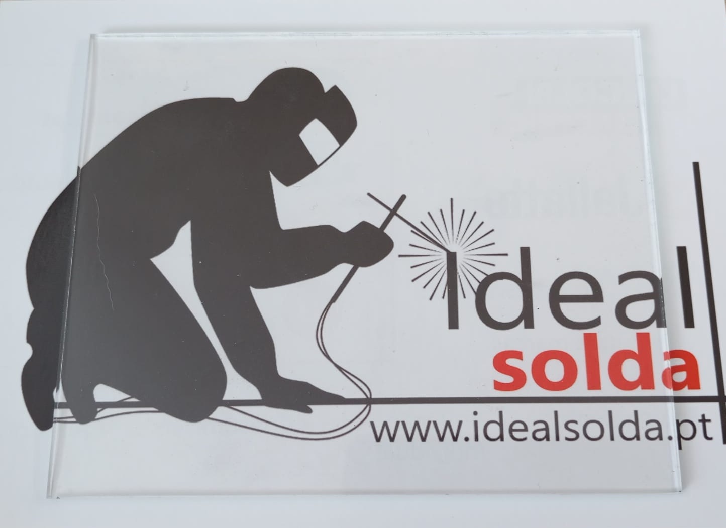 Placa acrílica com soldador e textos 'ideal solda' e 'www.idealsolda.pt'