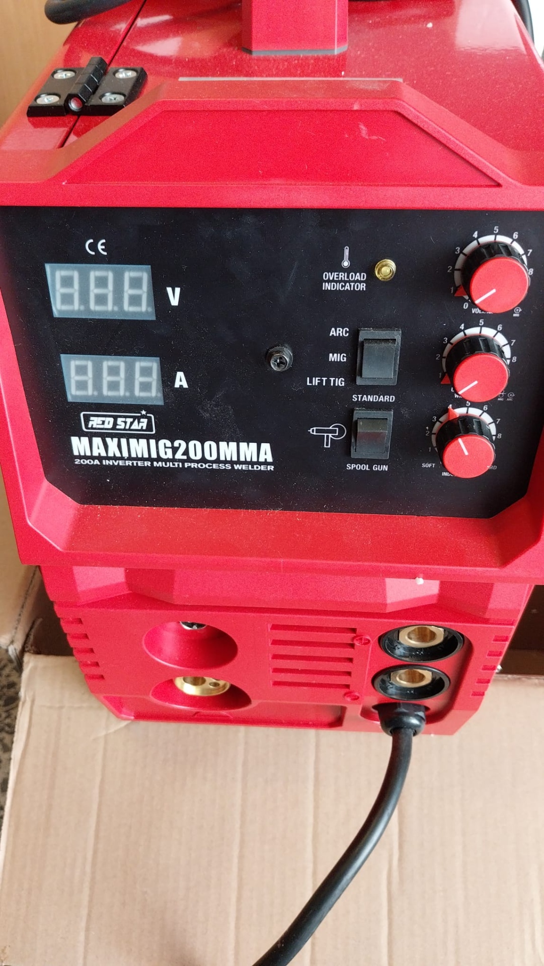 Máquina de soldar vermelha com painel digital e botões