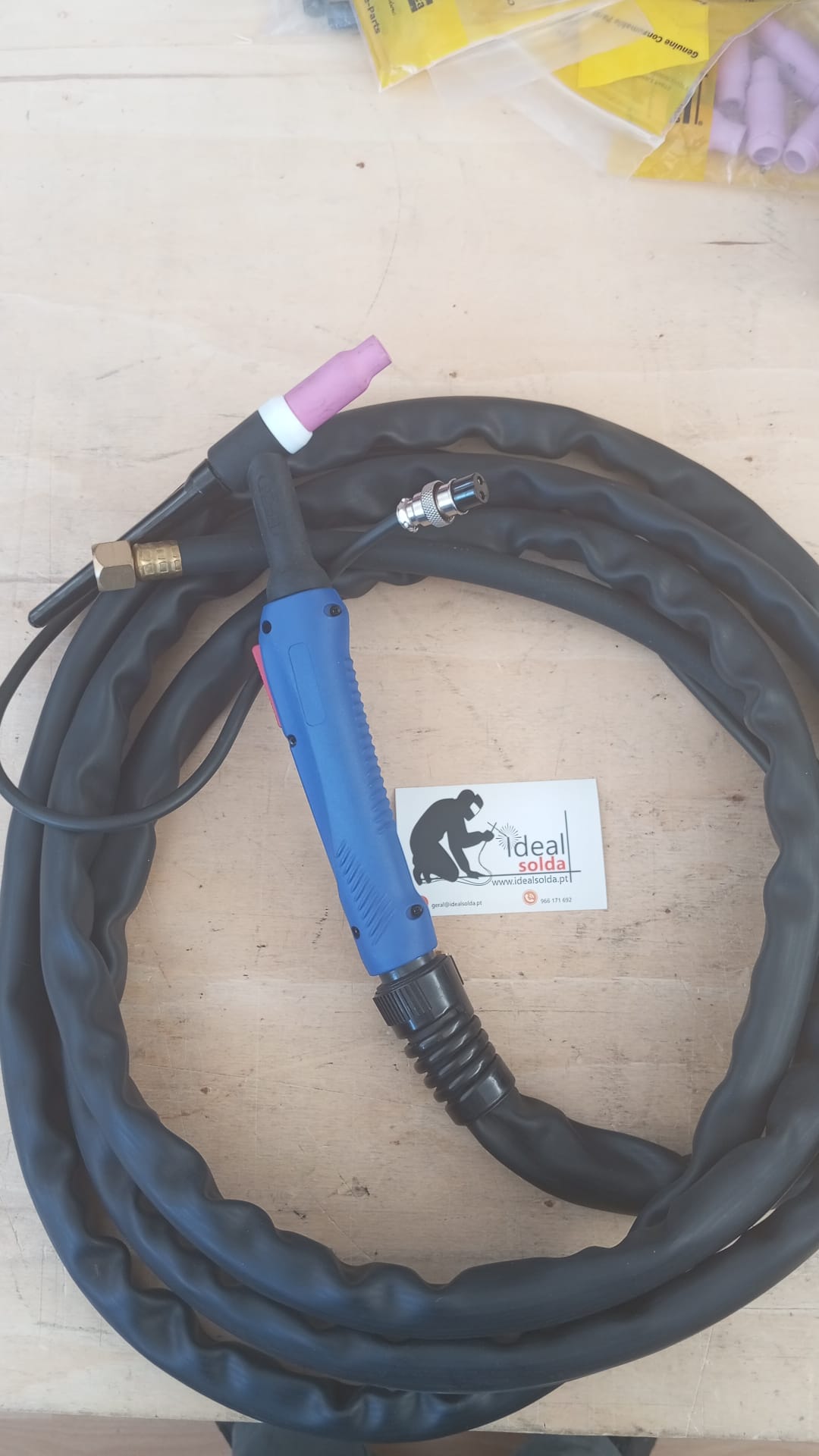Tocha de soldadura com cabo enrolado e cartão de visita da Ideal Solda
