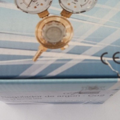 Regulador de argão e CO2 com manómetros em caixa azul