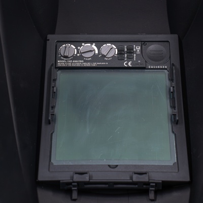 Máscara de soldadura com botões de controlo e lente verde