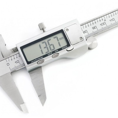 Paquímetro digital metálico prateado com ecrã LCD e botões