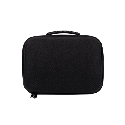 Mala de mão preta com fecho de correr e pega superior