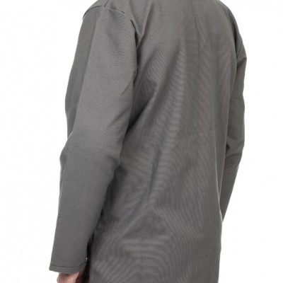 Casaco cinzento de manga comprida visto de costas.