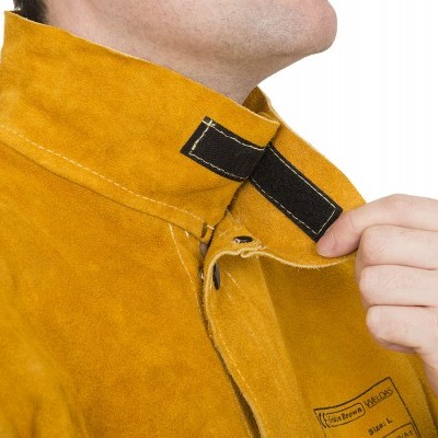 casaco amarelo-mostarda com fecho de velcro preto no colarinho e etiqueta no peito