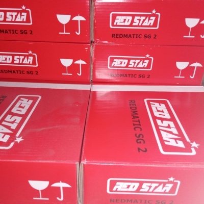 Caixas vermelhas com texto branco RED STAR e REDMATIC SG 2 e ícones de copo e talher
